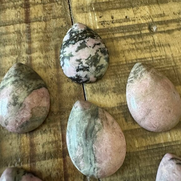 Teardrop Rhodonite Cabochon 22x30mm - Picture 4 of 4